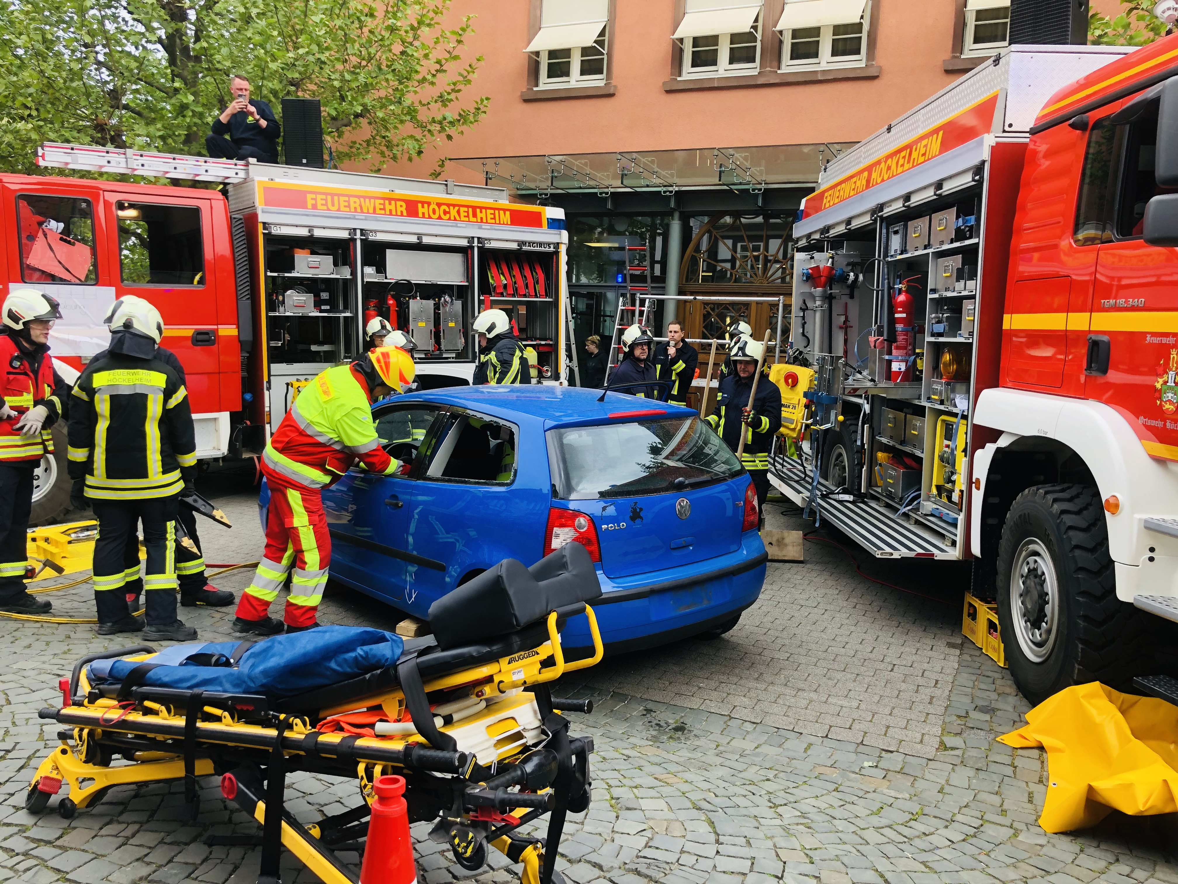 NOM MOT - Autoschau mit Blaulichtmeile wird zu Besuchermagnet