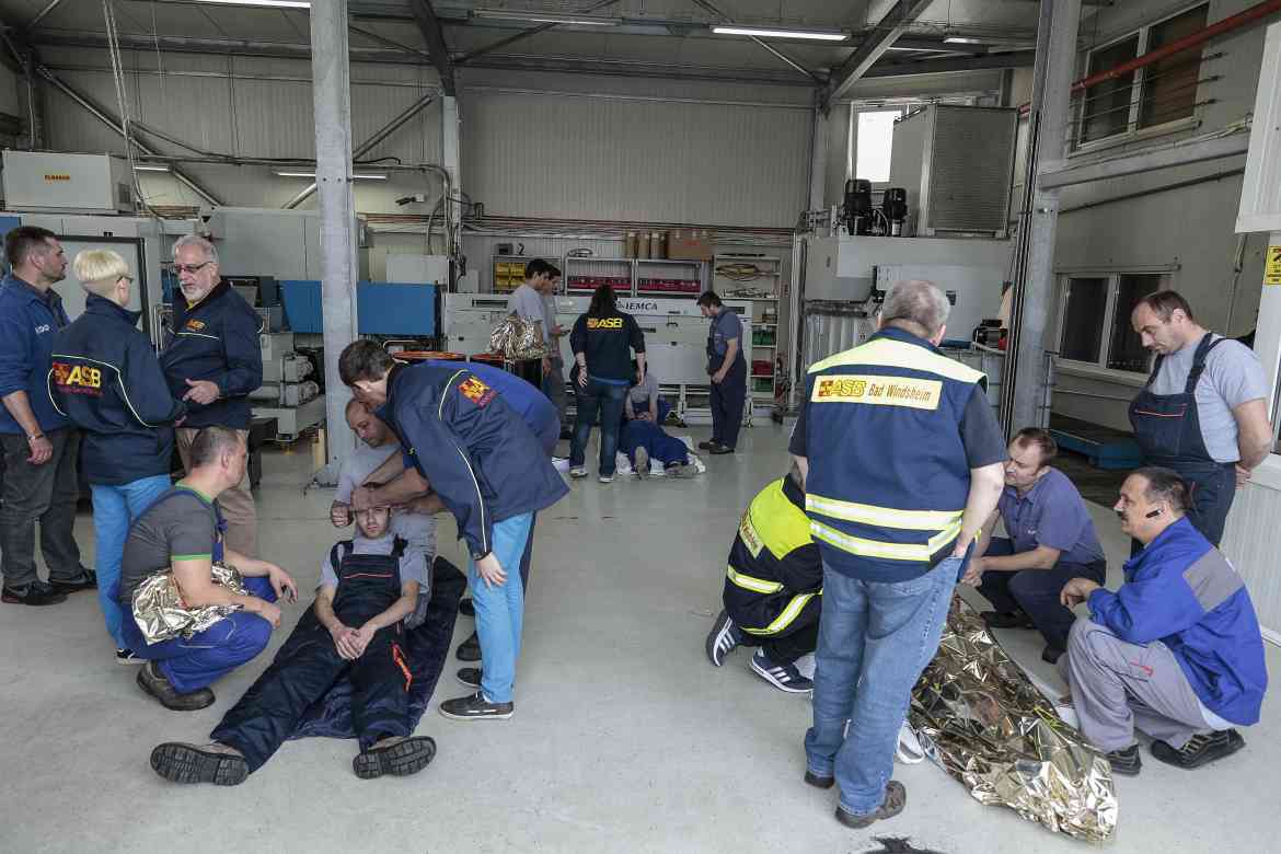 Der ASB schult mehrere Mitarbeiter einer Fabrik in Erster Hilfe.