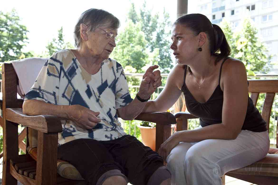  Enkelin im Gespräch mit ihrer Großmutter.