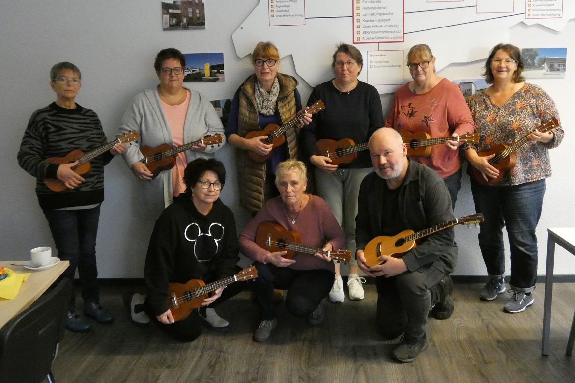 Betreuungskräfte lernen Ukulele spielen