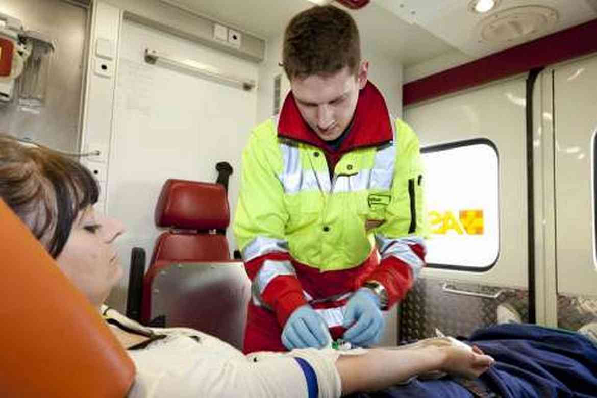 Ein Notfallsanitäter legt einer Patientin eine Braunüle.