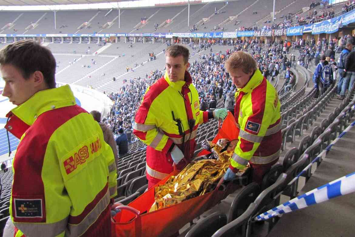 Der Sanitätsdienst des ASB kümmert sich um die medizinische Versorgung bei einem Fußballspiel.