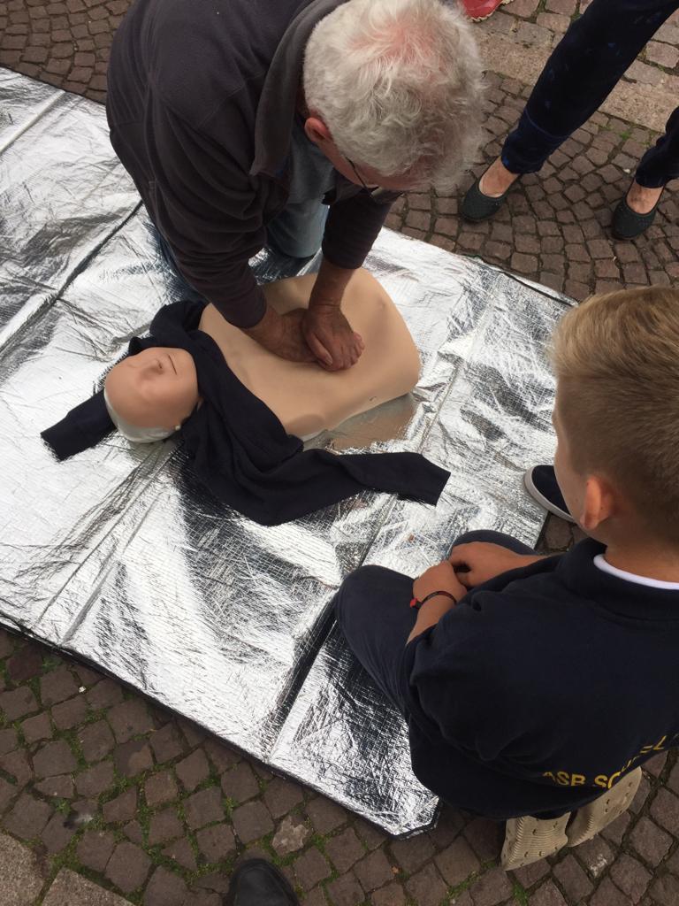 Schulsanitäter Sollingschule zeigen Herzdruckmassage in Uslar (2).JPG