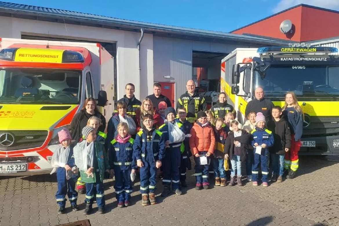 Strahlende Kinderaugen beim Besuch der Kinderfeuerwehr Hardegsen