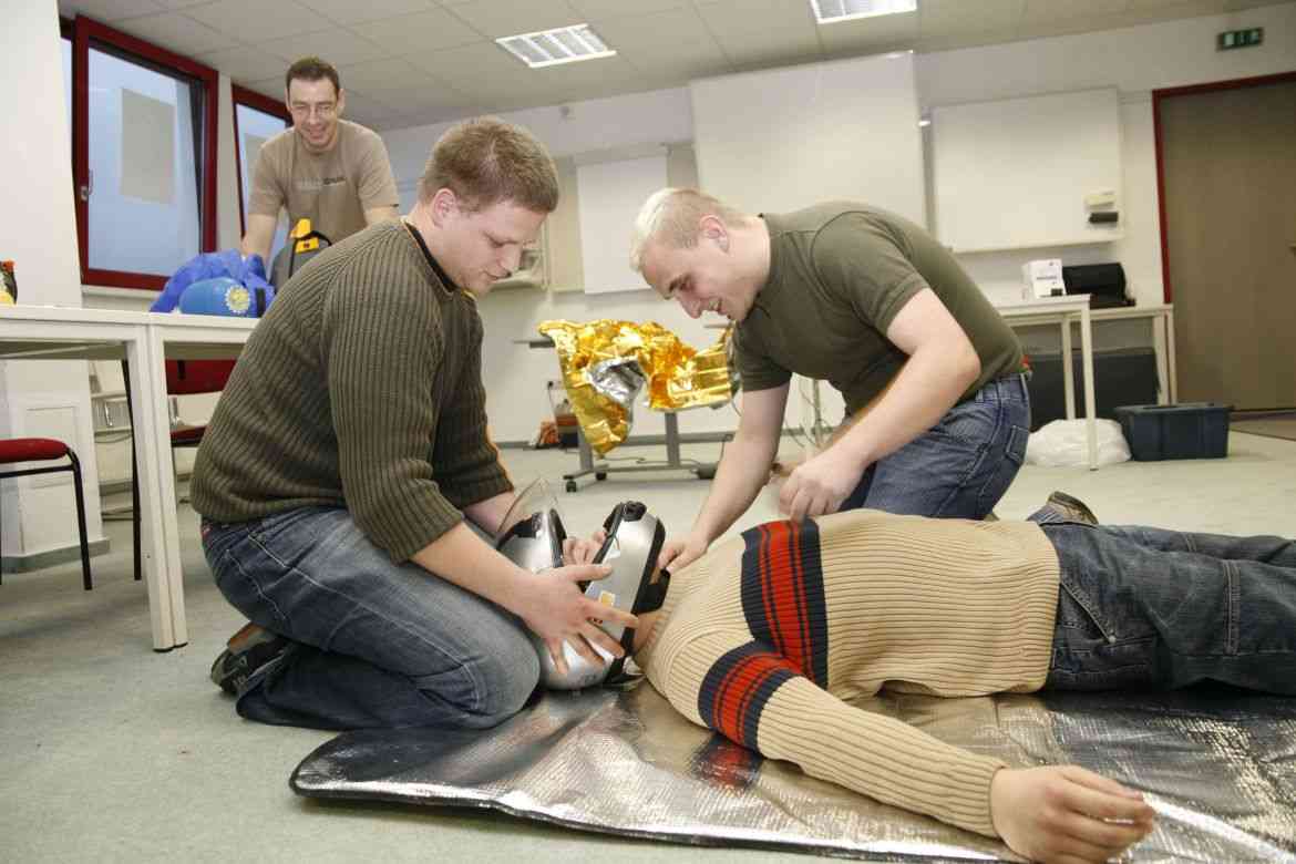 motorradhelm-abnehmen-im-erste-hilfe-kurs.jpg