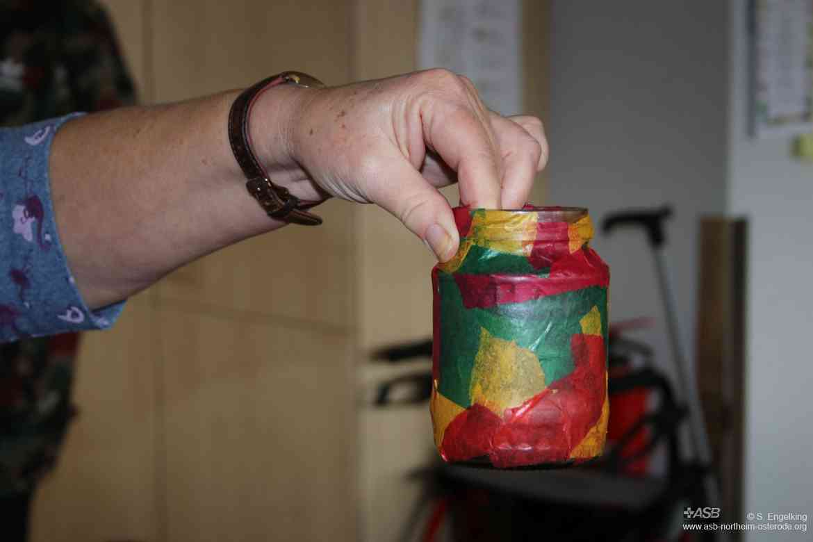 2019-11-05-Lampen basteln TPE Uslar mit den AWO Eisbären (4).JPG