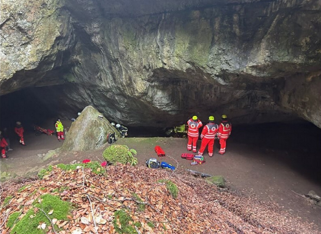 Ehrenamtliche üben spektakulären Rettungseinsatz in der Einhornhöhle