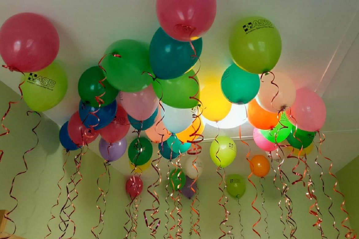 50 Luftballons steigen in den Himmel